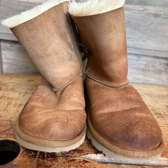 UGG Bailey Bow Suede Boots Girls 4 Inside Fur is in good condition, Front of Sho - Picture 9 of 9